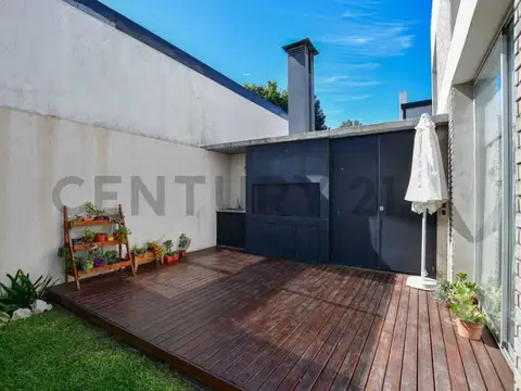 Duplex alquiler Dos dormitorios, patio y parrilla. Pileta y SUM- Complejo  467 entre 21 y Cno. Gral.