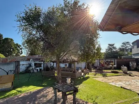 Casa en venta en Luis Guillon con amplio lote
