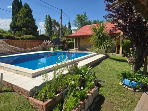 VENTA DE CASA CON PILETA EN LAS COMPUERTAS