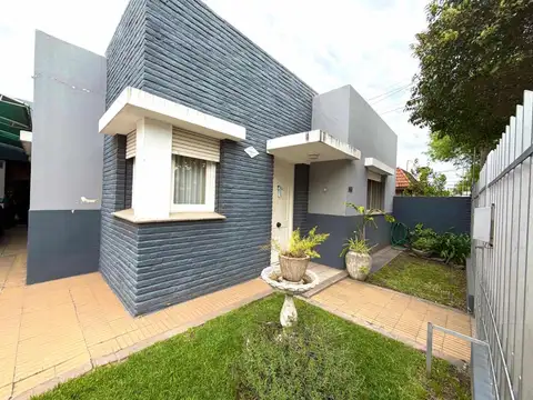 CASA DE 3 DORMITORIOS CON PATIO Y COCHERA DOBLE