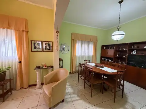 CASA DE 3 DORMITORIOS CON PATIO Y COCHERA DOBLE