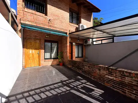 CASA TRIPLEX VENTA 3 DORM RAMOS MEJIA PATIO + COCH