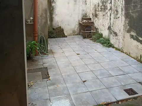 Casa 8 ambientes con 2 baños