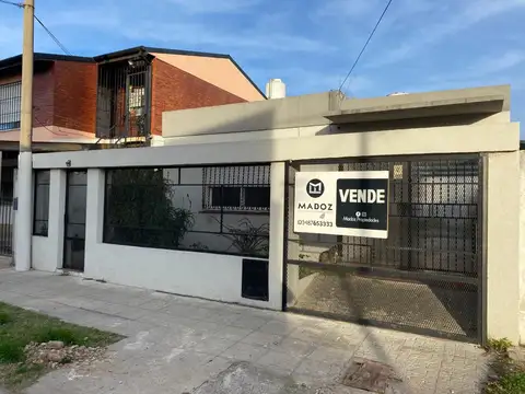 Casa 2 dormitorios en con doble garage/galeria y patio!