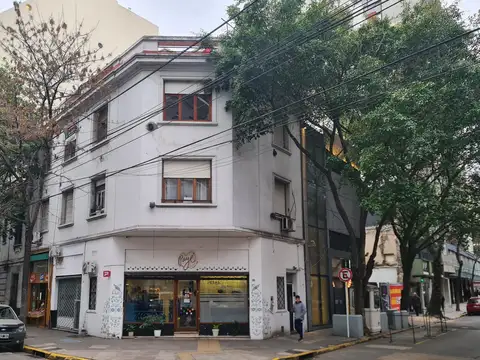 Viamonte al 2900 esquina Jean Jaures, Balvanera. Al frente. Piso 2 por escalera. 2 ambientes. 35 m2 totales y cubiertos. Muy Luminoso. Reciclado. Impecable. Conexión lavarropas. Tiene gas. Terraza del edificio de uso común. Bajas expensas