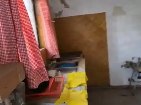 casa a refaccionar Barrio Raffo 1 dormitorio escucha ofertas