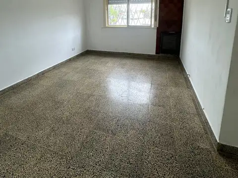EXCELENTE 2 AMBIENTES LUMINOSO, CON PATIO Y BAJAS EXPENSAS – LINIERS