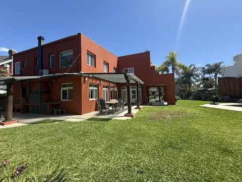 Casa 8 ambientes con 4 baños
