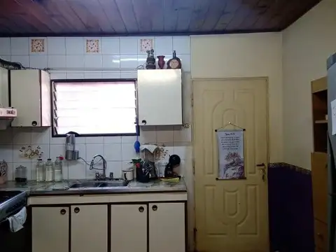 Casa en venta - 4 Dormitorios 2 Baños - 165Mts2 - Bernal Oeste