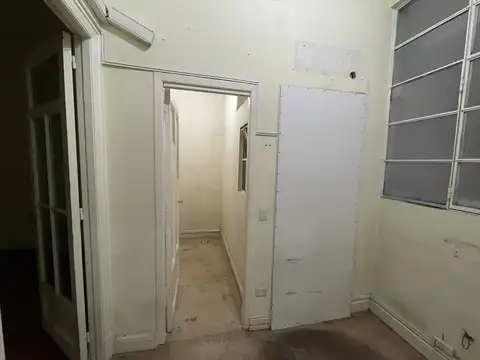 Oficina 10 ambientes con 2 baños