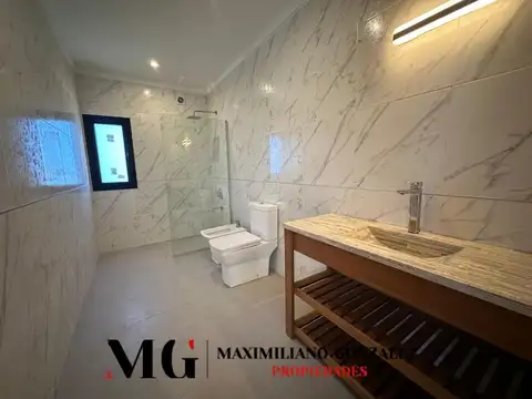 Casa 4 ambientes con 2 baños