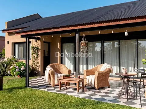 Casa 4 ambientes con 2 baños