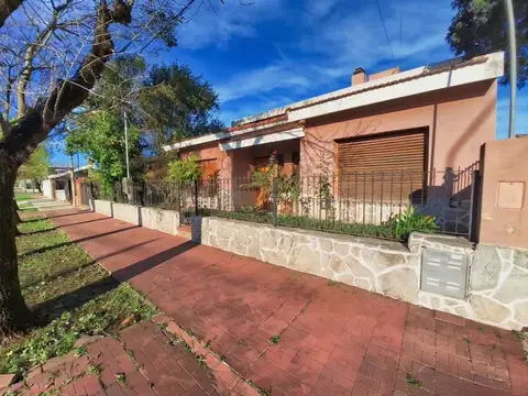Casa 3 dormitorios y terreno, en centro de Crespo