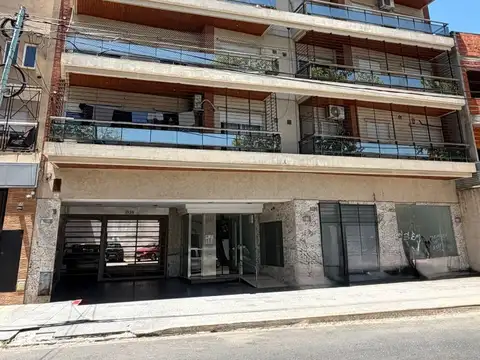 LUMINOSO 3 AMBIENTES CON BALCON Y COCHERA