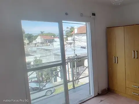 PH en 1er piso al frente. 3 ambientes. 2 Dormitorios. Patio. Terraza. Posesion inmediata!