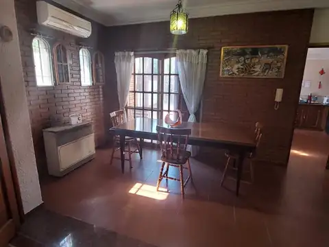 EXCELENTE CASA ANTIGUA SOBRE LOTE DE 8,66 x 43,30 MTS. - 4 DORMITORIOS - JARDIN - COCHERA - PARQUE -