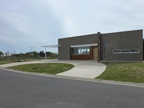 VENTA CASA EN BARRIO SAN SEBASTIAN- ESCOBAR- PERMUTA