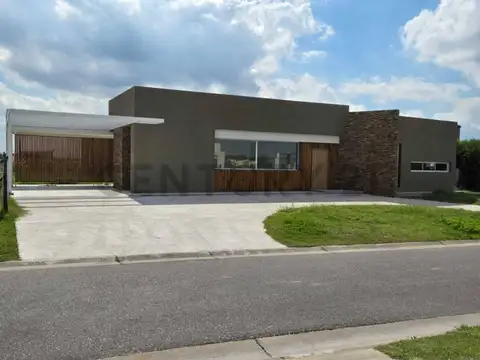 VENTA CASA EN BARRIO SAN SEBASTIAN- ESCOBAR- PERMUTA