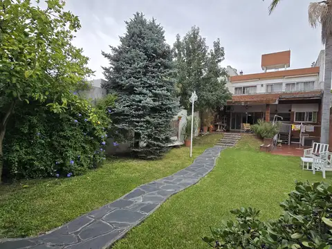 Espectacular Casa en lote propio con jardín, quincho y balcón