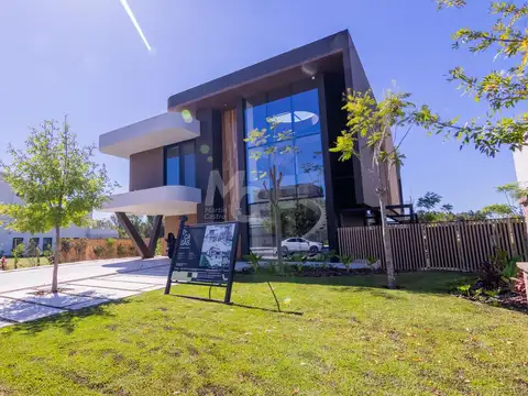 Casa a estrenar en venta en El Yacht