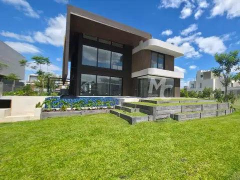 Casa a estrenar en venta en El Yacht