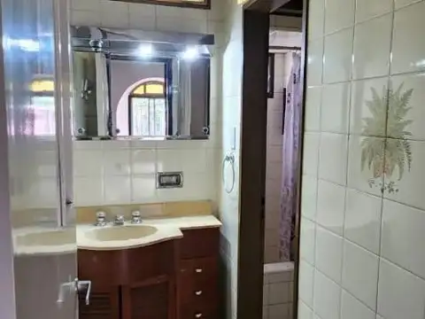 Casa 6 ambientes con 2 baños