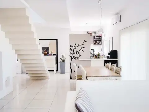 VENTA CASA CON PILETA EN EL CANTON NORTE ESCOBAR