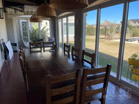 Casa 5 ambientes con 4 baños