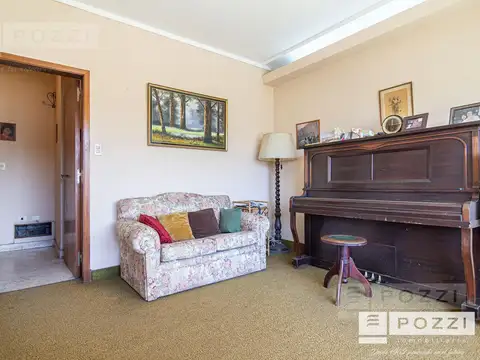 Casa 8 ambientes con 2 baños