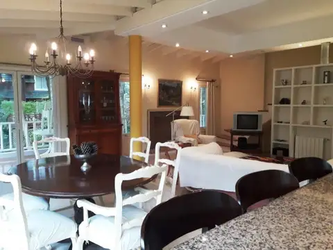 Casa 5 ambientes con 4 baños