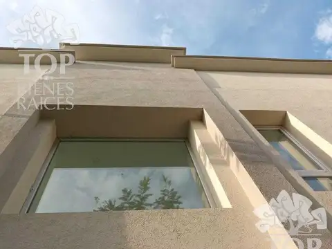 Casa 6 ambientes con 5 baños