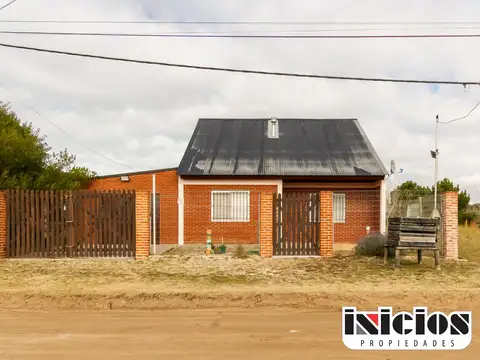 Chalet: Echeverría N° 1136 E/ Caseros y La Margarita - Nueva Atlántis - C976