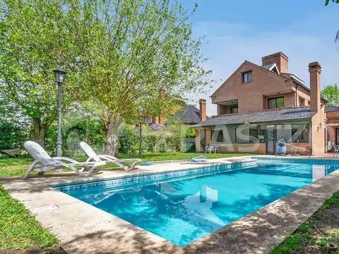 Casa en La Delfina, 5 dormitorios, galería cerrada, jardín y pileta