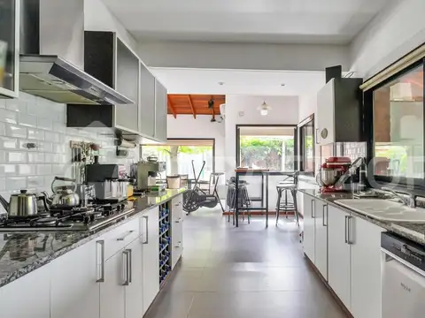 Casa en Venta con 4 cocheras