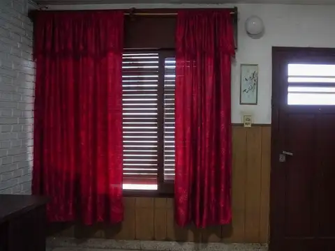 SE VENDE CASA CON GALPÓN SOBRE RUTA 11