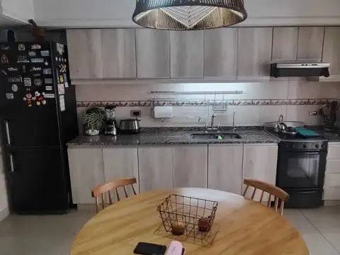 Duplex de 4 Ambientes con Cochera Fondo Parrilla Suite Impecable Estado