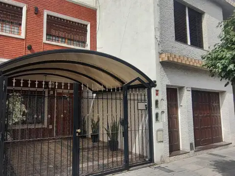 Duplex de 4 Ambientes con Cochera Fondo Parrilla Suite Impecable Estado