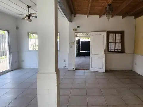 Casa 4 ambientes con 2 baños
