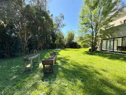 Casa 6 ambientes con 2 baños