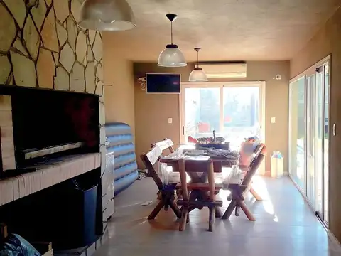 VENTA - CASA 4 AMBIENTES C/PILETA - TAPIALES