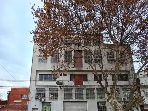 Se alquila 1300 m2 en Villa Maipu actual fabrica de muebles