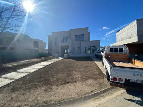 Casa 5 ambientes con 4 baños