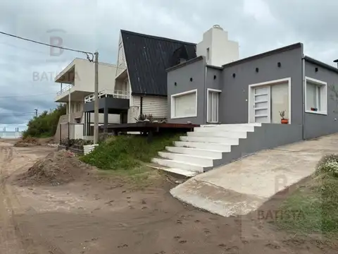 ¡VENDE! Dos excelentes casas a 35 metros del mar – Dunamar, Claromecó