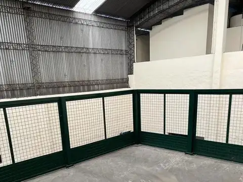 Galpón con entrepiso.