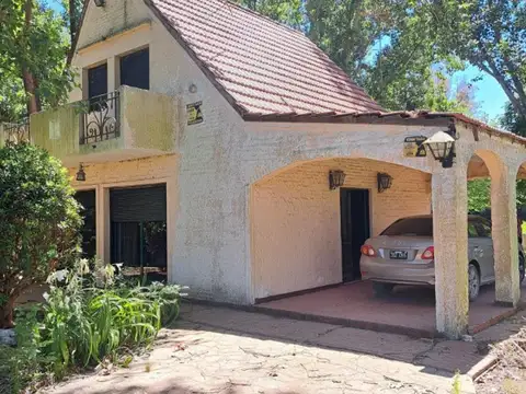 Casaquinta estilo alpina sobre lote de 3289 m2