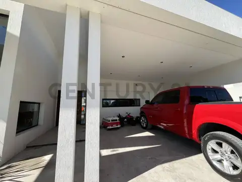 Casa en Venta con 2 cocheras
