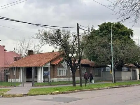HERMOSA CASA DE 5 DORMITORIOS CON PARQUE Y GARAGE