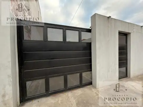 CASA - Dos unidades - Parque, parrilla y cochera - Alquiler en Moreno