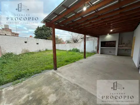 CASA - Dos unidades - Parque, parrilla y cochera - Alquiler en Moreno
