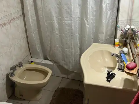 Chalet en 2 plantas, 4 amb. con fondo.  Excelente Ubicación